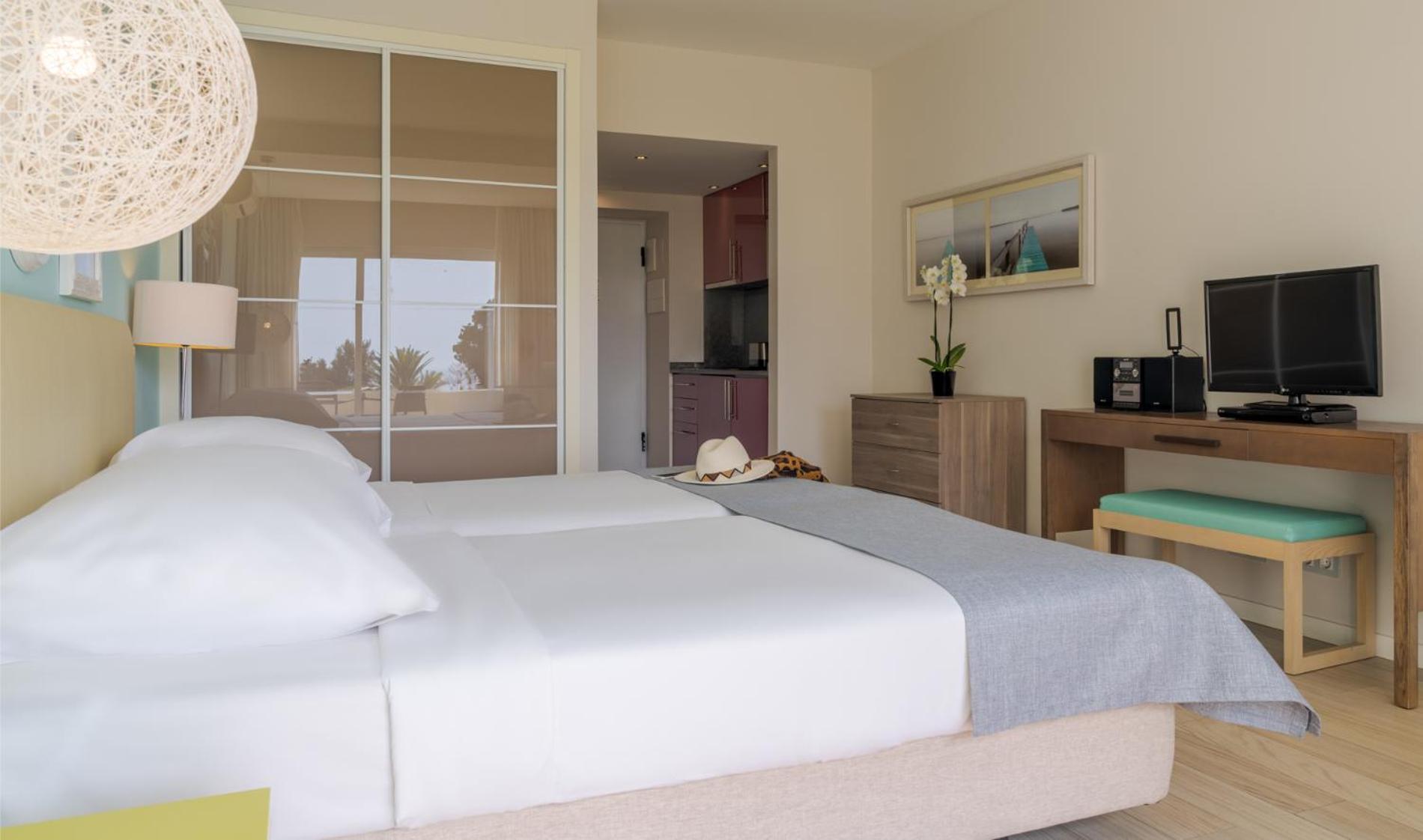 Pestana Alvor Praia Premium Beach & Golf Resort Εξωτερικό φωτογραφία A typical bedroom in a hotel
